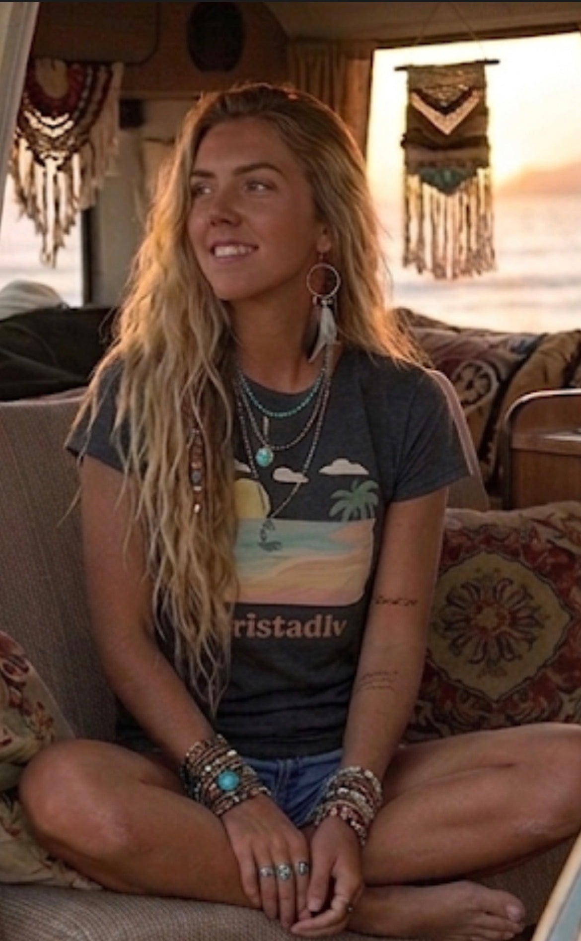 Camiseta de Verano, Diseño de Palmera y Sol, Camiseta Minimalista de Vacaciones, Camiseta de Algodón Orgánico, Estilo Californiano Retro.