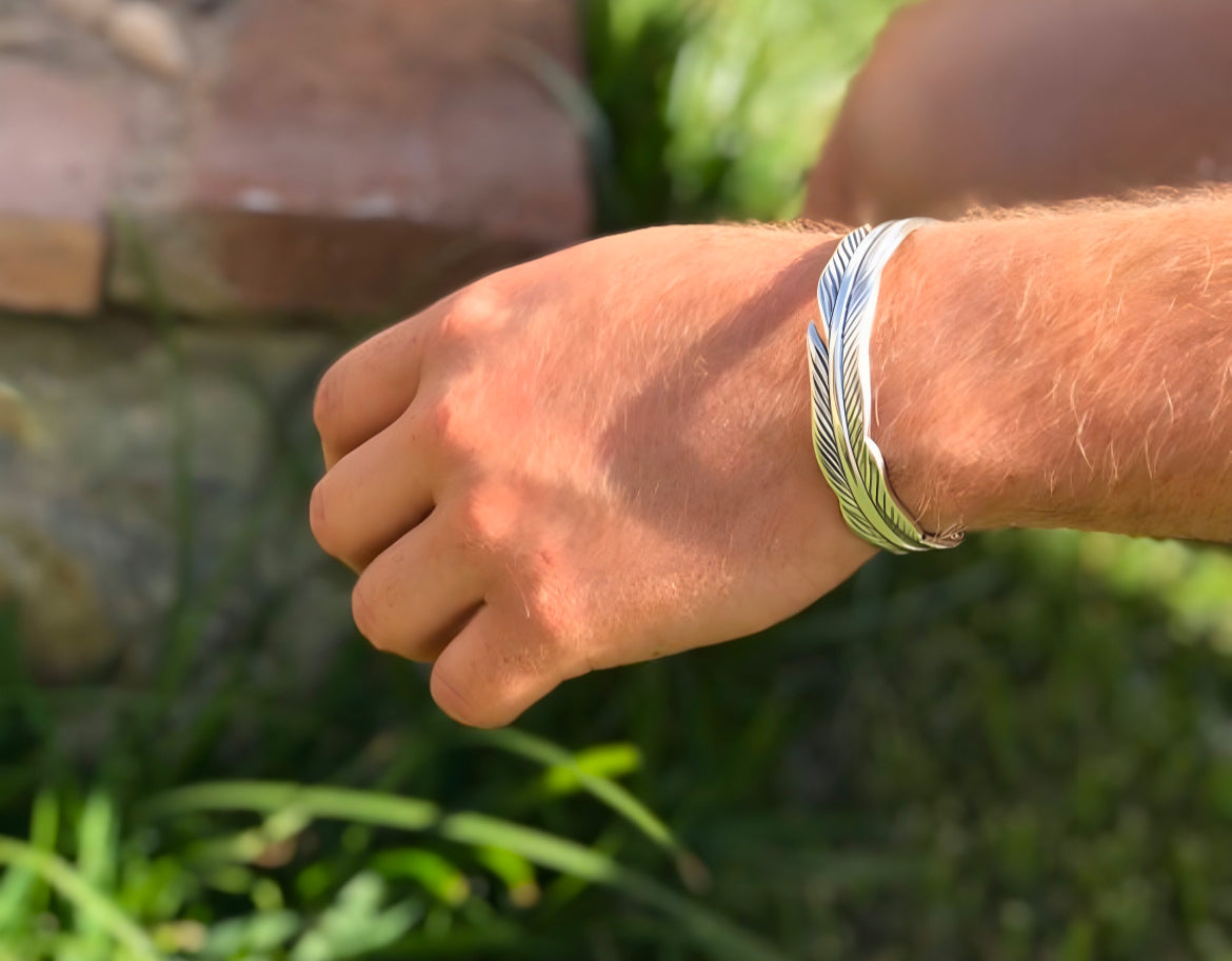 Pulsera de hombre, pulsera de pluma, MISTRAL. Pulsera pluma, brazalete de pluma, brazalete abierto, brazalete para hombre, pulsera masculina