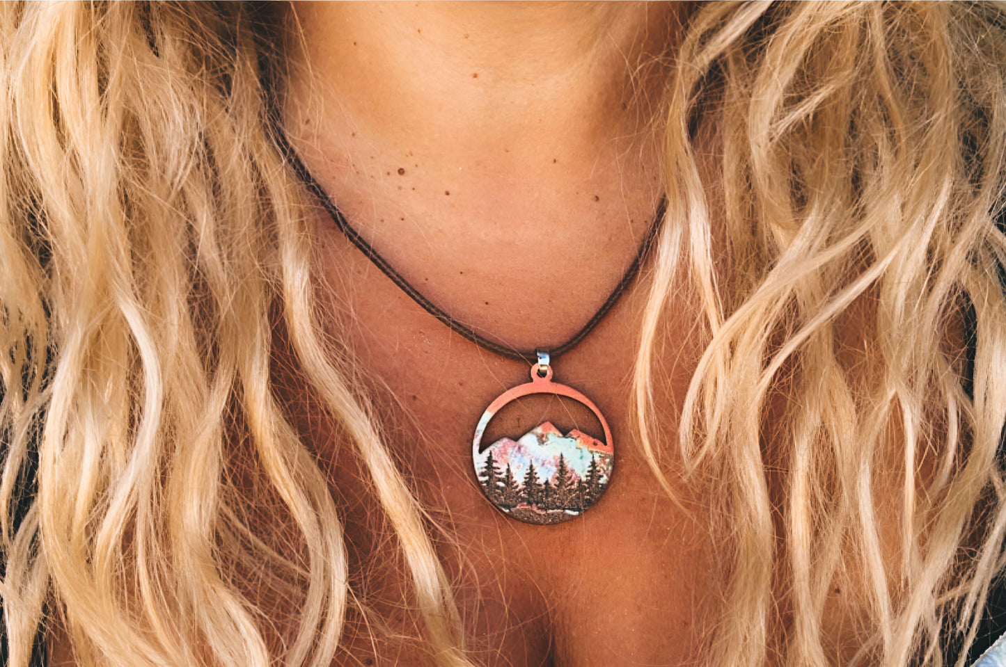 Collar de montaña, colgante montaña, encanto de cordillera, encanto paisaje, montañero, collar de madera, collar con colgante de montaña.