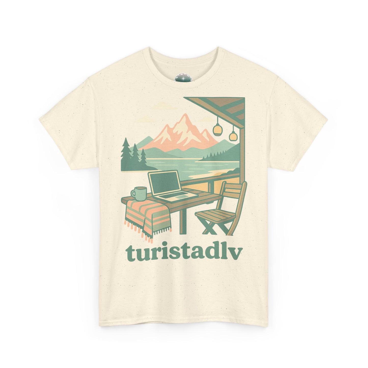 Camiseta de cabaña en la montaña, trabajo remoto en la naturaleza, escénica de trabajo para portátil al aire libre, nómada digital