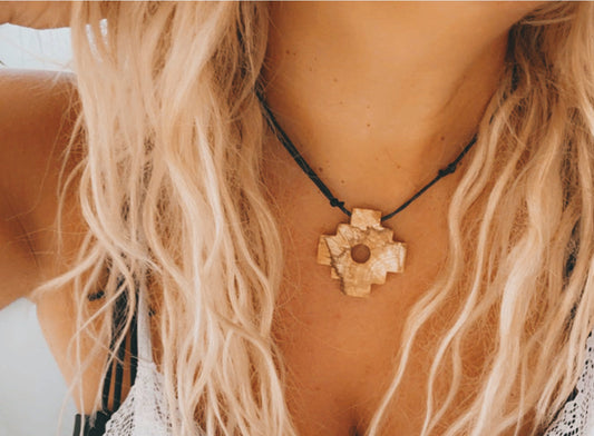 Collar Cruz Andina Chacana en Palo Santo | Amuleto de Protección y Limpieza Energética | Joyería Artesanal