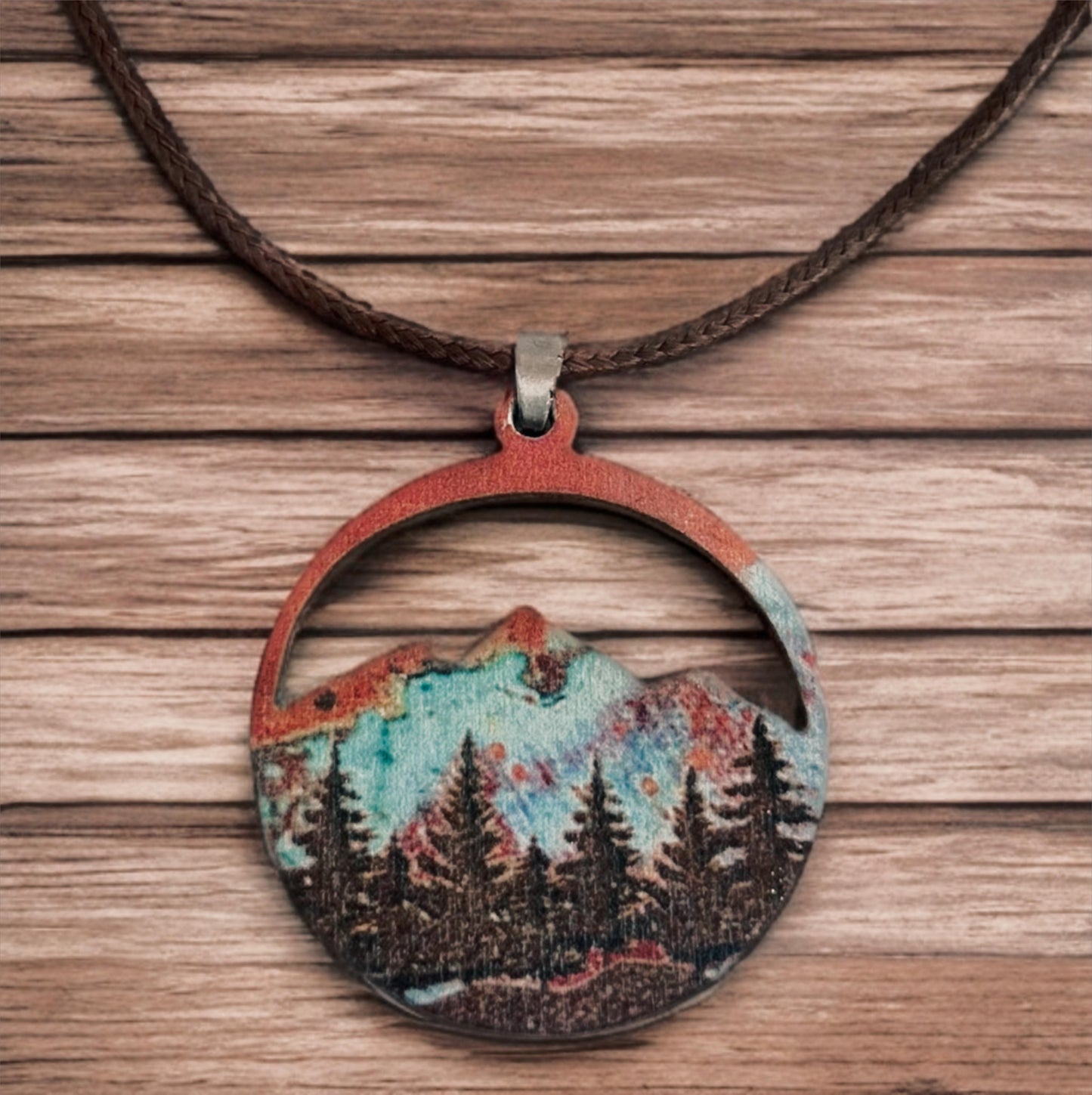 Collar de montaña, colgante montaña, encanto de cordillera, encanto paisaje, montañero, collar de madera, collar con colgante de montaña.