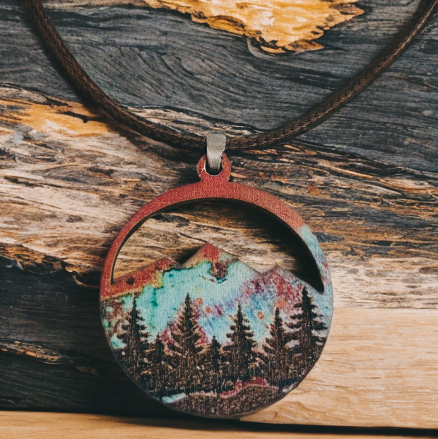 Collar de montaña, colgante montaña, encanto de cordillera, encanto paisaje, montañero, collar de madera, collar con colgante de montaña.