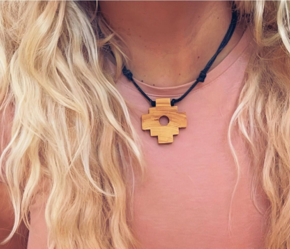 Collar Cruz Andina Chacana en Palo Santo | Amuleto de Protección y Limpieza Energética | Joyería Artesanal
