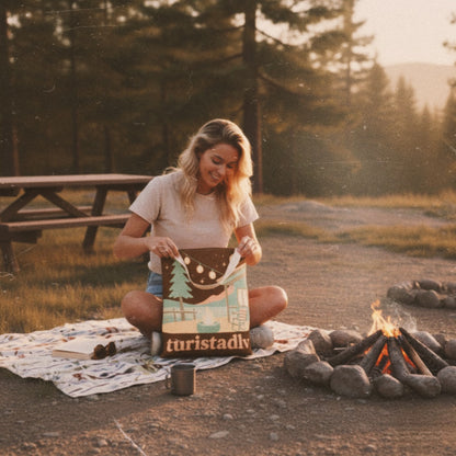 Bolsa de mano de acogedora fogata de cabaña, bolsa de mano | ilustración de camping, cielo nocturno, pinos