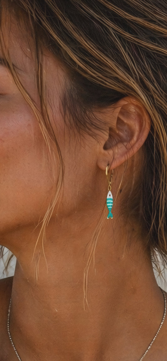 Pendientes de pez color y turquesa Boho, Aros dorados de verano, pendientes surfer mujer, estilo playa, regalo original bohemio, surf.
