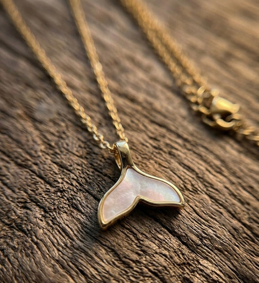 Collar Cola de Ballena de Nácar, Collar Dorado Inspirado en el Mar, Joyería Mediterránea Minimalista, Regalo para Amantes del Océano, surf.