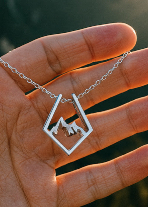 Colgante de montaña minimalista, encanto de montaña, collar de cordillera, collar colgante de montaña, collar de montaña, viajero, montañero