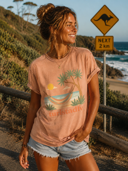 Camiseta de palmera de hamaca de playa , diseño Australiano, Camiseta gráfica Trópicos costeros del atardecer, camiseta de vacaciones, viaje