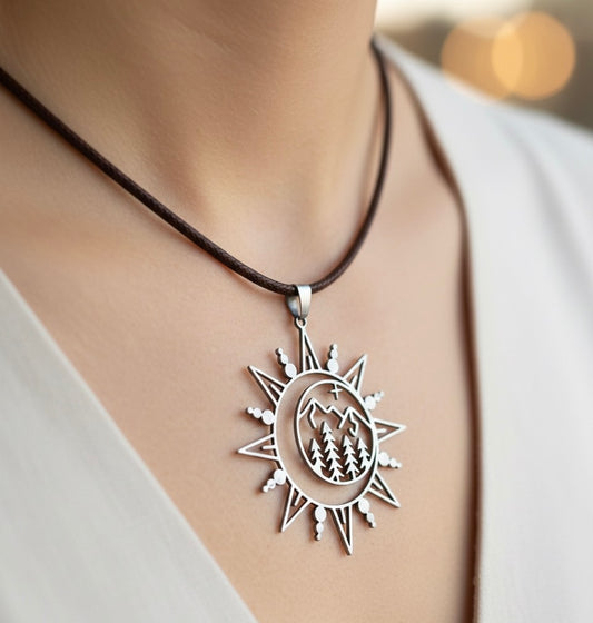 Collar Sol y Montaña en Acero Inoxidable, Amuleto Outdoor, Collar Naturaleza Aventura, collar sol montaña, collar naturaleza, collar outdoor, collar acero inoxidable, joyería aventurera, collar para viajeros, regalo montaña, collar boho montaña