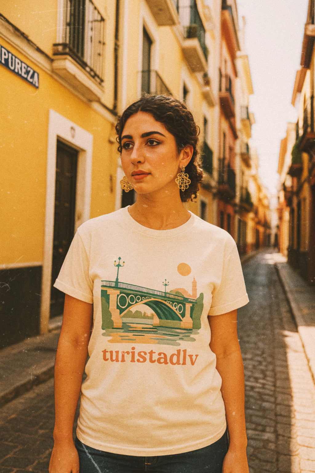 Camiseta de Sevilla, Camiseta de Triana Regalo, Viaje Inspiración, Puente Triana, Andalucía, regalo de viaje, viaje a España, turismo.