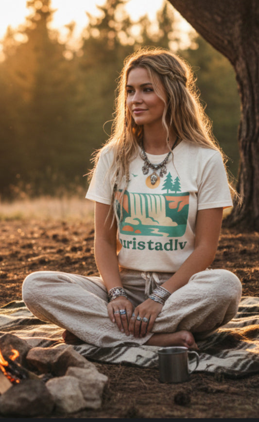 Camiseta de paisaje de cascada, Gráfico retro de naturaleza con pinos y sol, regalo de naturaleza, camiseta de viajero.