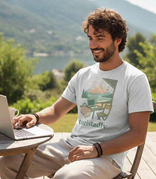 Camiseta de cabaña en la montaña, trabajo remoto en la naturaleza, escénica de trabajo para portátil al aire libre, nómada digital
