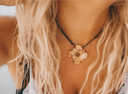 Collar Cruz Andina Chacana en Palo Santo | Amuleto de Protección y Limpieza Energética | Joyería Artesanal