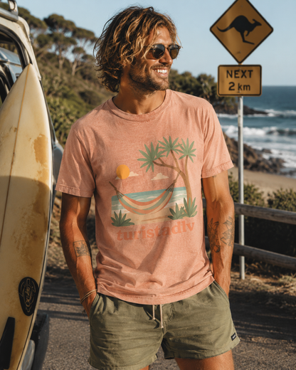 Camiseta de palmera de hamaca de playa , diseño Australiano, Camiseta gráfica Trópicos costeros del atardecer, camiseta de vacaciones, viaje