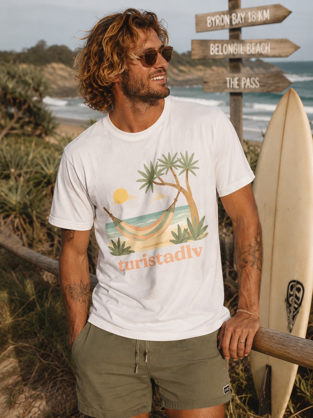 Camiseta de palmera de hamaca de playa , diseño Australiano, Camiseta gráfica Trópicos costeros del atardecer, camiseta de vacaciones, viaje