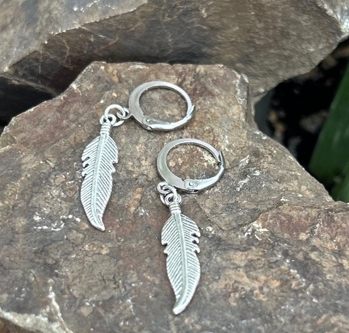 Pendientes de pluma, FREE LIFE, arete de ala, pendientes colgantes, pluma, pendientes de aro, arete ala, aros de pluma, aro punk, rock, ala.